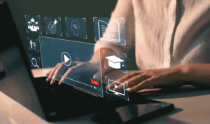 nteressenten‑Webinar zum Umstieg auf KIAVA mit Laptop und Webinar‑Tools.