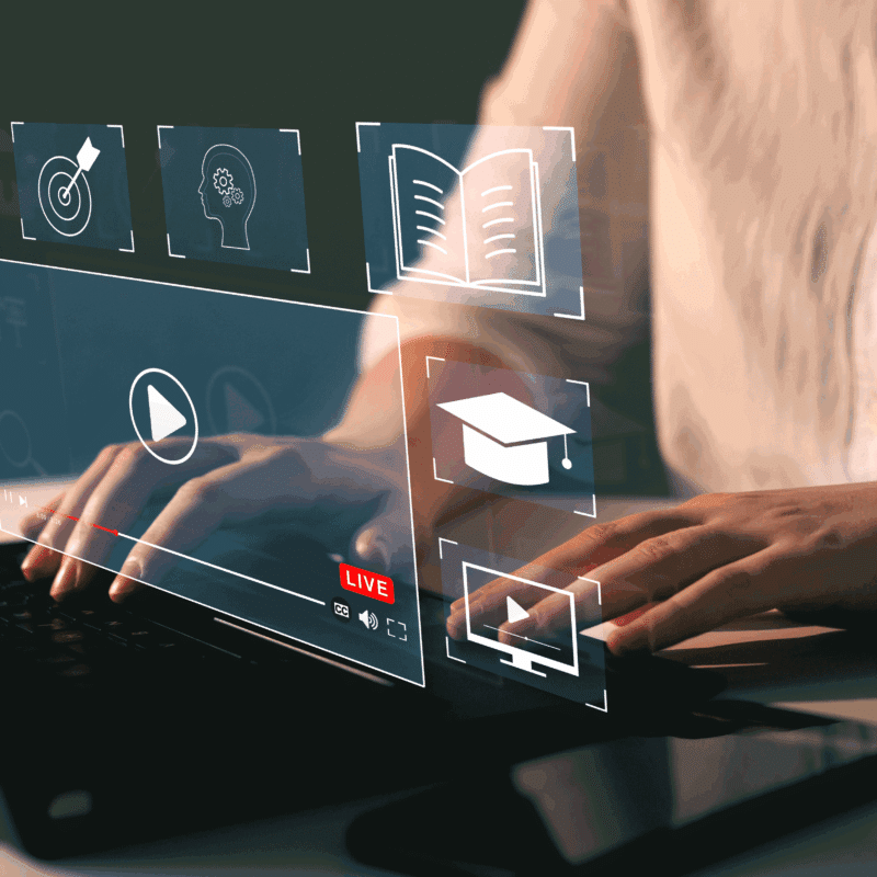 Umsteigen auf KIAVA - Interessenten mit Laptop und Webinar‑Tools.