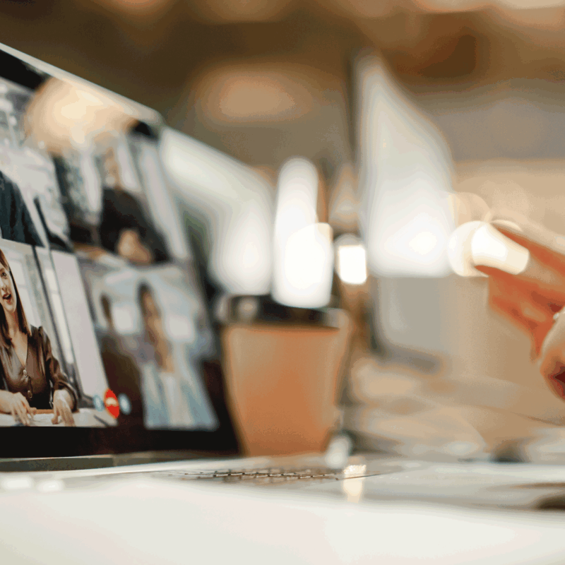 Anwender‑Live‑Webinar auf einem Laptop mit geöffneten Webinar‑Tools, Video‑Übertragung und Präsentationsfunktionen.